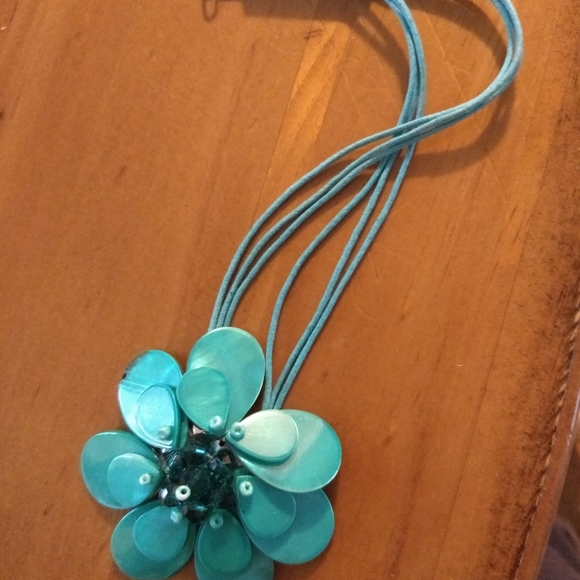 Pretty and fun flower necklace - Picture 3 of 3